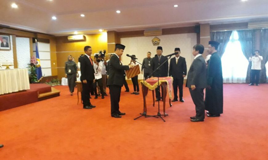 Pj Gubernur Sultra Teguh Setyabudi saat mengambil sumpah jabatan PJ Sekda Sultra Hj Isma